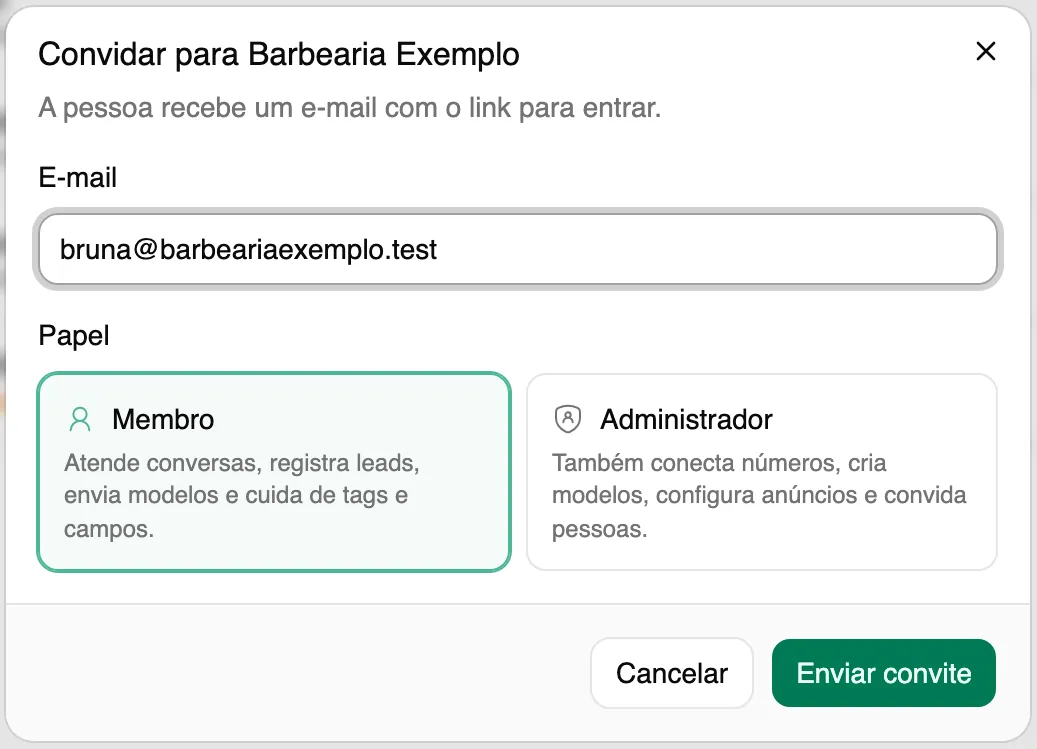 Diálogo Convidar com o campo de e-mail e a escolha do papel entre Membro e Administrador.